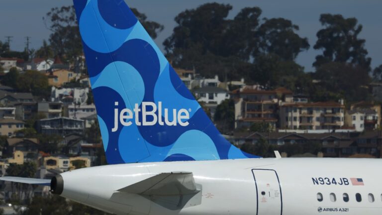108138095-1745941777001-gettyimages-2202902436-20250304_san_airport_126.jpeg
