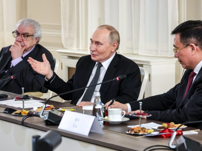 2025-06-18T224947Z_1098927975_UP1EL6I1REWT0_RTRMADP_3_RUSSIA-FORUM-PUTIN-MEDIA-1750308225.jpg