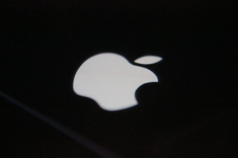Apple20logo20-20by20Pexels20via20Pixabay.jpg