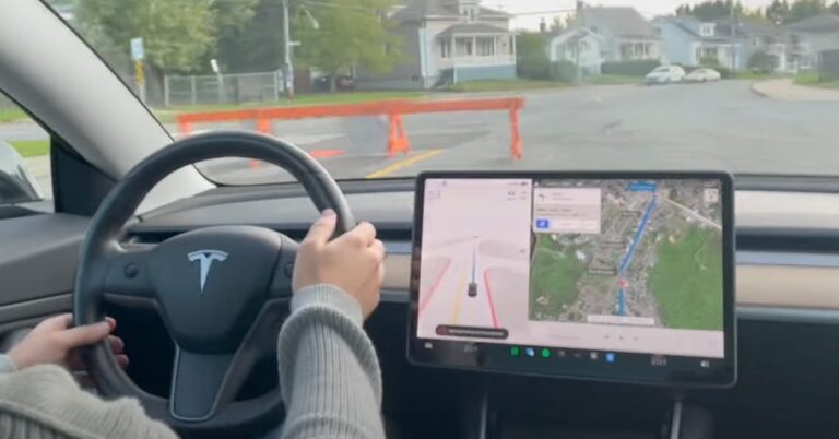 Tesla-Full-Self-Driving-Beta-10.69-barrier.jpg